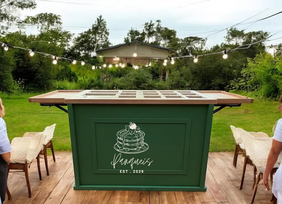 The Panqueis mini pancake cart with its logo, set up at an outdoor event